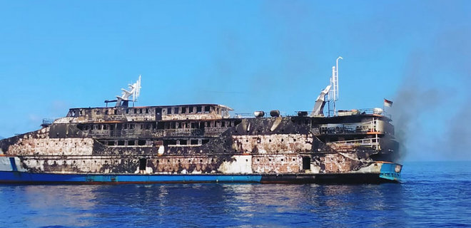 Выгоревшее дотла судно и прыгающие в воду пассажиры. В Индонезии загорелся паром: видео - Фото