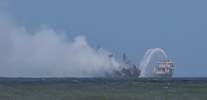 У берегов Шри-Ланки после 12 дней пожара затонуло судно с 25 тоннами химикатов - Фото