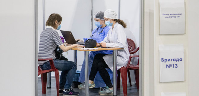 Как в Киеве будут вакцинировать от COVID-19 на этих выходных: очереди в МВЦ 