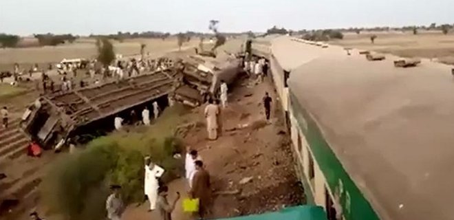 В Пакистане столкнулись два поезда: 35 человек погибли, до 20 пассажиров заблокированы - Фото