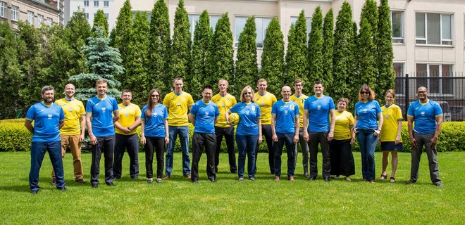 Сотрудники посольства США сфотографировались в новой форме украинской сборной по футболу - Фото