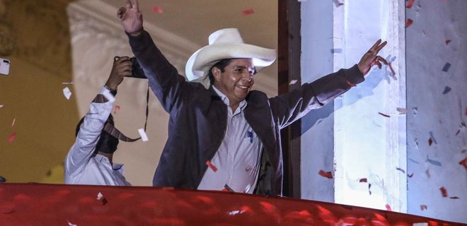 В Перу школьный учитель побеждает на выборах президента - Фото