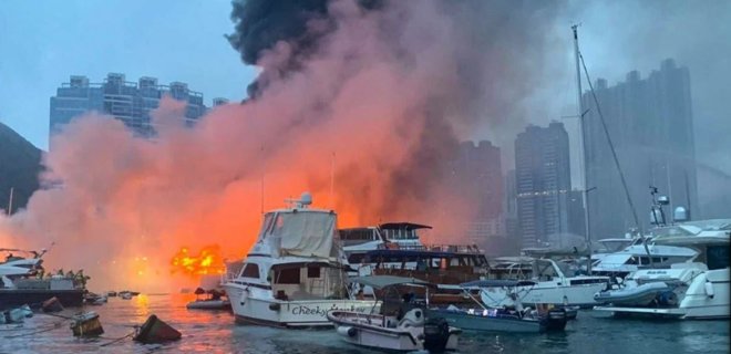 На пристани в Гонконге вспыхнул пожар, утонули более 30 прогулочных катеров: видео - Фото