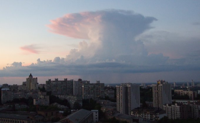 "Ядерний гриб" над Києвом. В Укргідрометцентрі пояснили, що це було – добірка фото
