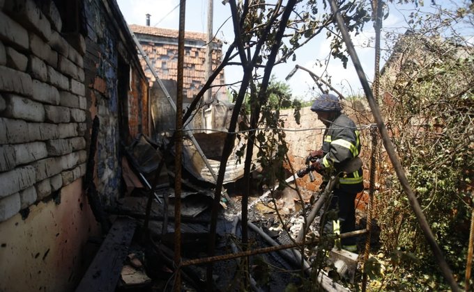 На Донбассе артиллерия боевиков ударила по жилому району: горят дома – фото