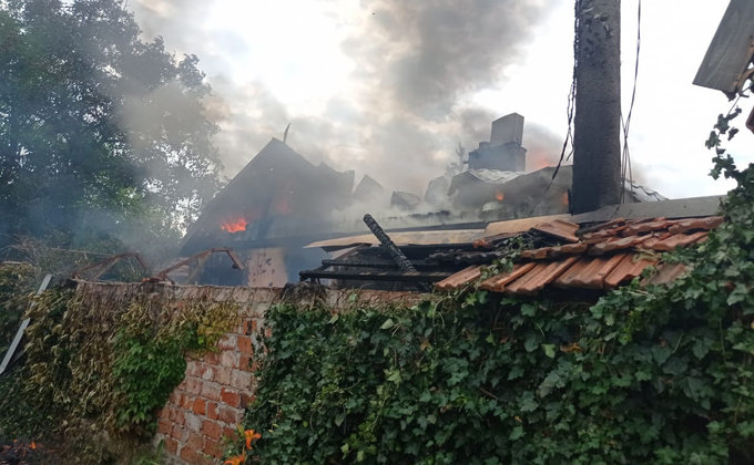 На Донбассе артиллерия боевиков ударила по жилому району: горят дома – фото