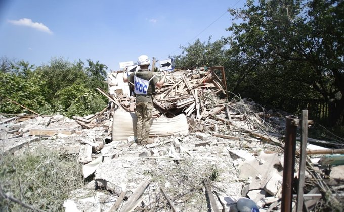 Боевики второй день стреляют по Авдеевке. Снаряды и мины попадают в жилые дома – фото