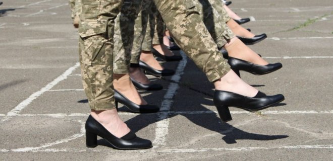 Минобороны решило, что курсантки на параде Независимости должны идти на каблуках: фото - Фото