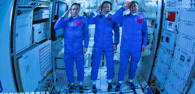 Второй раз за историю. Китайские астронавты вышли в открытый космос – видео - Фото