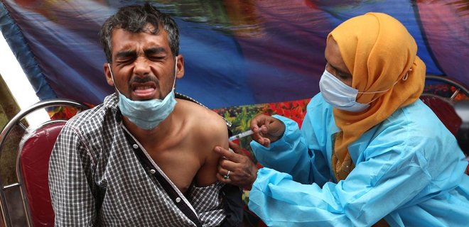 В Индии аферисты вместо вакцины от Covid-19 тысячам человек ввели физраствор – CNN - Фото