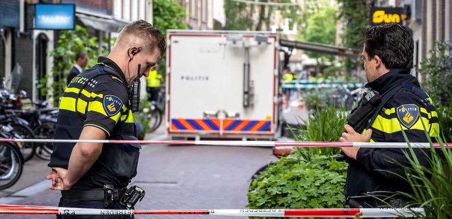 В Амстердаме на улице стреляли в известного журналиста, он тяжело ранен - Фото