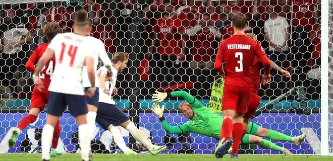 УЕФА открыл дело против Англии: вратаря сборной Дании пытались ослепить при пенальти - Фото