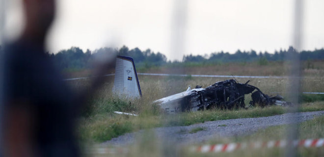 Все пассажиры и пилот погибли. В Швеции разбился самолет с парашютистами – фото - Фото