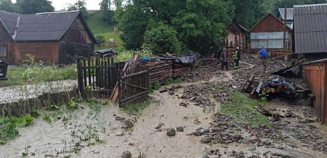 Пока Киев утопает в жаре, Закарпатье страдает от наводнений: подборка фото и видео - Фото