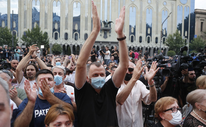"Хай буде проклятий ваш мачизм". Тбілісі протестує через вбивство журналіста гомофобами: фото