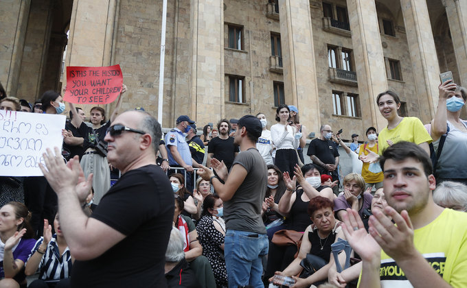 "Будь проклят ваш мачизм". Тбилиси протестует из-за убийства журналиста гомофобами: фото