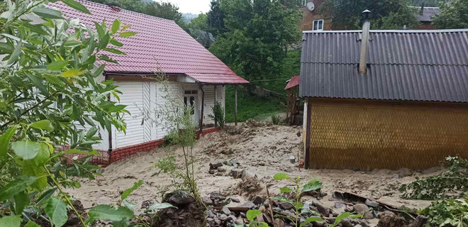 Наводнение на западе Украины. Люди попали в ловушку реки, залило дома и дороги: фото - Фото
