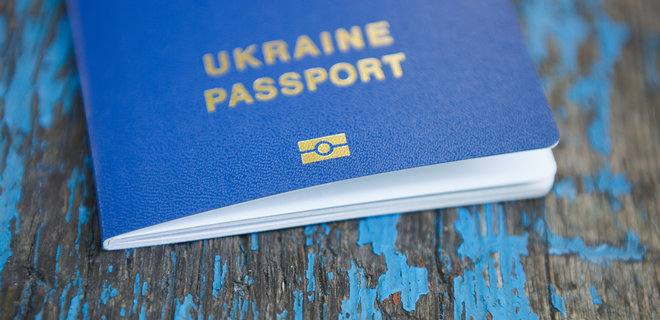 Украинцы смогут за границей оформлять ID-карты и паспорта - Фото