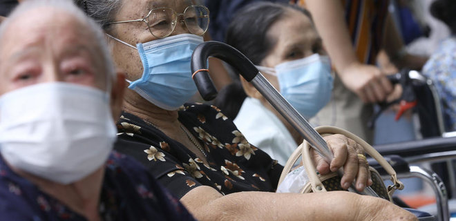 В китайских провинциях непривитых от COVID-19 не пустят в больницы, школы и парки - Фото
