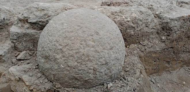 Под Одессой в Аккерманской крепости нашли турецкое каменное ядро: фото - Фото