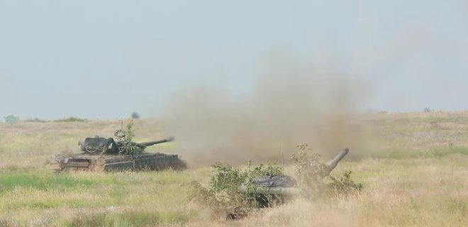 Cossack Mace 2021. Під час стрілянини з рухомих танків снаряди розірвалися біля села - Фото