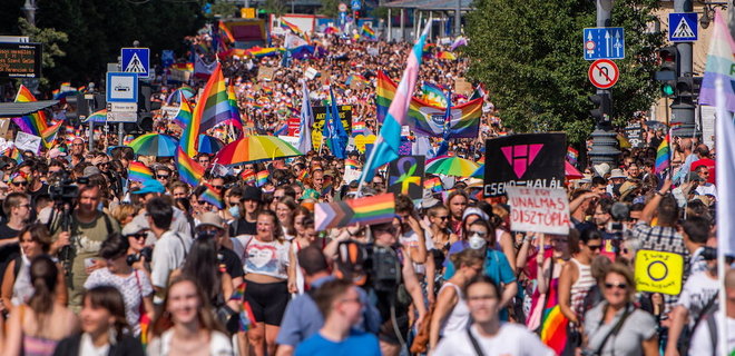 У Будапешті тисячі людей вийшли на підтримку прав ЛГБТ: відео - Фото