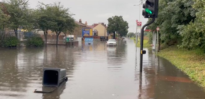 Лондон затопило після сильного дощу: відео - Фото