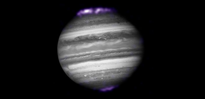 Фиолетовая шапка. NASA показало полярные сияния на Юпитере – фото - Фото