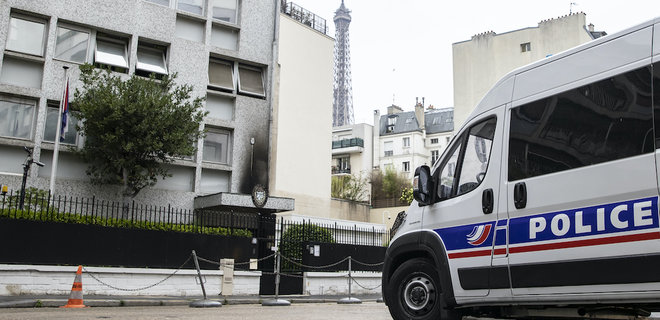 У Парижі коктейлями Молотова атакували посольство Куби: фото - Фото