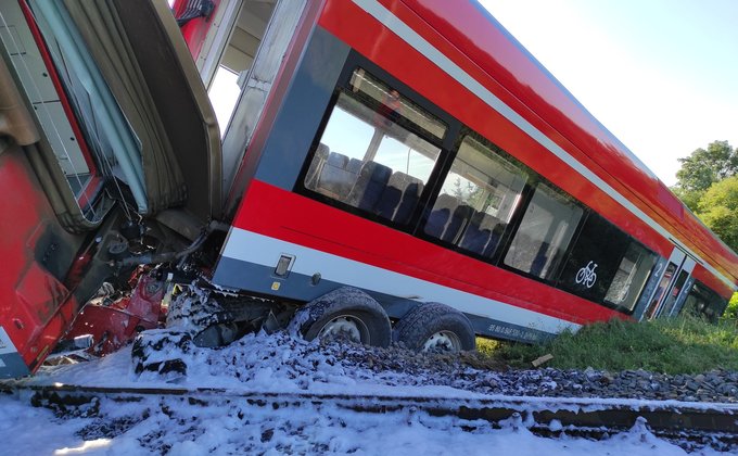В Польше пассажирский поезд столкнулся с грузовиком и сошел с рельс: фото, видео