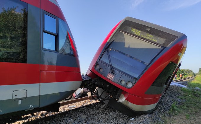 В Польше пассажирский поезд столкнулся с грузовиком и сошел с рельс: фото, видео