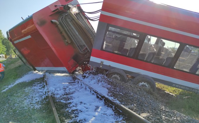 У Польщі пасажирський потяг зіткнувся з вантажівкою і зійшов з рейок: фото, відео
