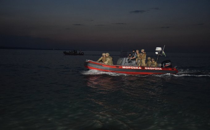 Прикордонники та ВМС вночі провели навчання в Азовському морі. ФСБ підглядали: фото