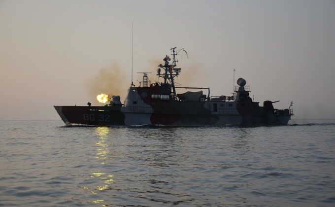 Прикордонники та ВМС вночі провели навчання в Азовському морі. ФСБ підглядали: фото