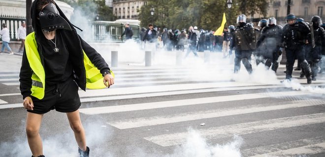 Во Франции протестовали против обязательной вакцинации: полиция применяла водометы – видео - Фото