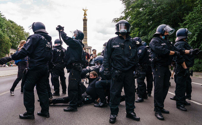 В Германии прошли протесты против COVID-ограничений. Задержаны около 600 человек – фото