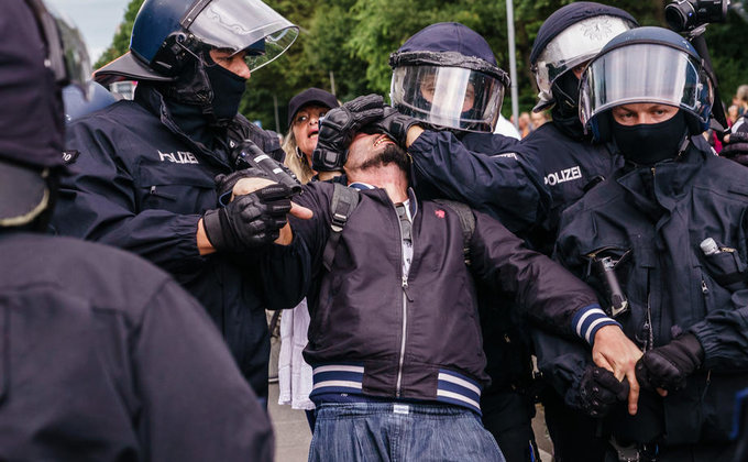 У Німеччині пройшли протести проти COVID-обмежень. Затримано близько 600 осіб – фото
