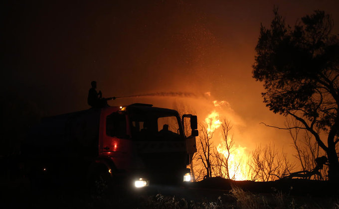 Грецию охватили масштабные лесные пожары. Горят дома и машины – фото, видео