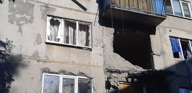 Боевики обстреляли многоэтажку в Красногоровке – фото - Фото