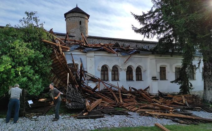 Буревій зірвав дах із вежі Кам'янець-Подільської фортеці і пошкодив корпус – фото, відео