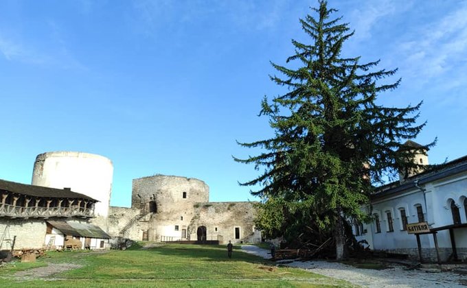 Буревій зірвав дах із вежі Кам'янець-Подільської фортеці і пошкодив корпус – фото, відео