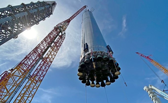 Самая большая ракета в истории. Посмотрите на исполина SpaceX в полной сборке – фото