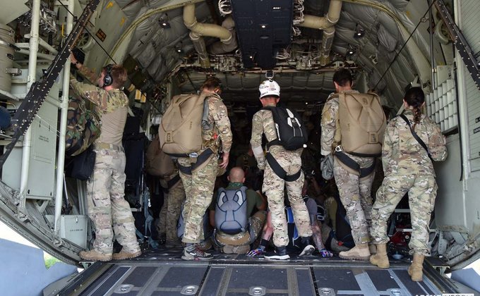 Украинские спецназовцы десантировались с американского самолета МС-130: фото
