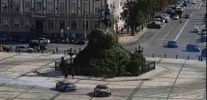 Неизвестные устроили дрифт на Софиевской площади в Киеве: видео - Фото