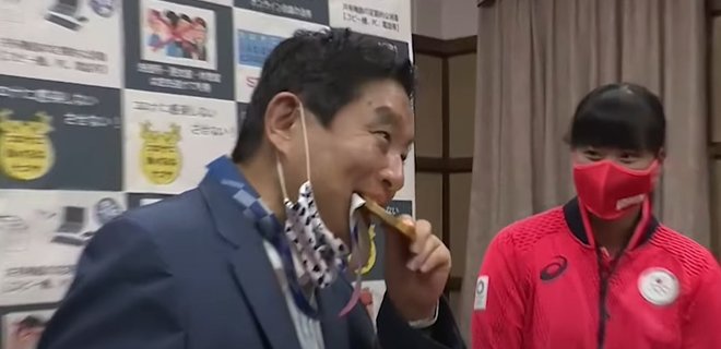 Мэр японского города погрыз медаль олимпийской чемпионки, ей дадут новую – Kyodo News - Фото