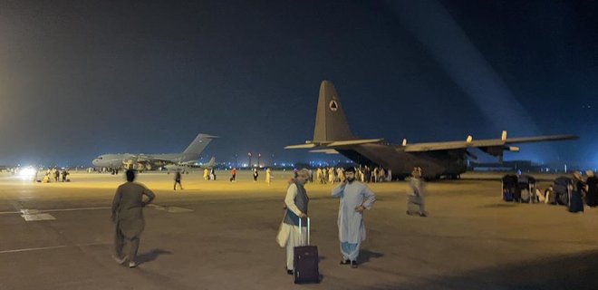 Афганістан. Ситуація на ранок після перемоги Талібану: відео з нічного аеропорту - Фото