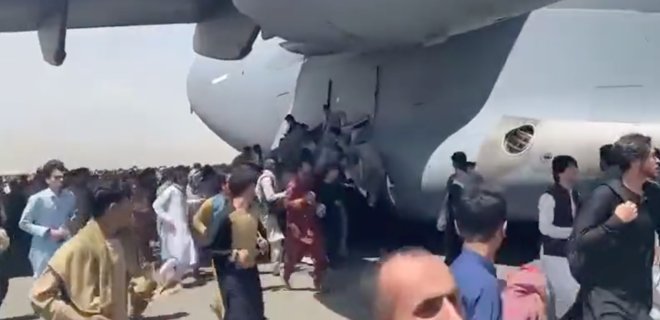 Жуткие кадры из Кабула. Люди пытались улететь снаружи самолета – их сдуло на взлете: видео - Фото