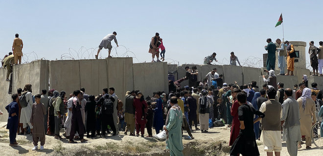 Хаос в аэропорту Кабула. Авиакомпании отменяют рейсы, талибы пытаются сдержать толпу - Фото