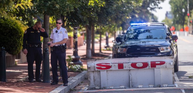 Полиция заявила об угрозе взрыва возле Капитолия США: с подозреваемым ведут переговоры - Фото