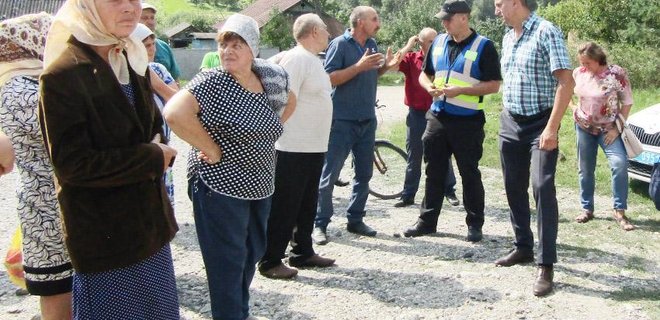 Жителі села в Хмельницькій області хотіли повалити вишку мобільного зв'язку: фото - Фото